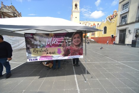 Simpatizantes de Xóchiltl Gálvez comenzaron a recolectar firmas de quien se quiera afiliar. Piden su credencial y les toman foto para agregarlos a una base de datos. Estarán en Plaza Lerdo todo el fin de semana.
