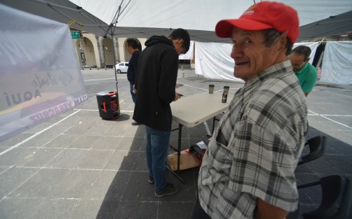 Simpatizantes de Xóchiltl Gálvez comenzaron a recolectar firmas de quien se quiera afiliar. Piden su credencial y les toman foto para agregarlos a una base de datos. Estarán en Plaza Lerdo todo el fin de semana.
