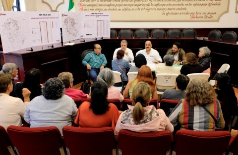 Durante una jornada de audiencias ciudadanas, el presidente municipal Ricardo Ahued Bardahuil agradeció a las personas se den el tiempo de promover asuntos que son responsabilidad y obligación de la autoridad, pero que es necesario sean señalados por la ciudadanía en un ejercicio de corresponsabilidad por el desarrollo de la ciudad.
