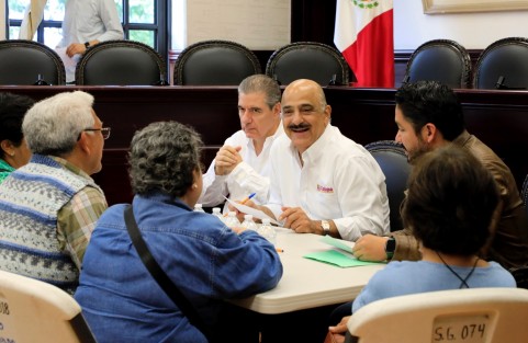 En la Sala de Cabildo, acompañado por los regidores Antonio Ballesteros Grayeb y Daniel Fernández Carrión, el Edil destacó que sólo en materia de infraestructura hidráulica, en 2022 se ejercieron 120 millones de pesos en obra y se tienen proyectos fondeados por 170 millones de pesos para 2023, con lo que se alcanzarán factibilidades para continuar con la urbanización de la ciudad.