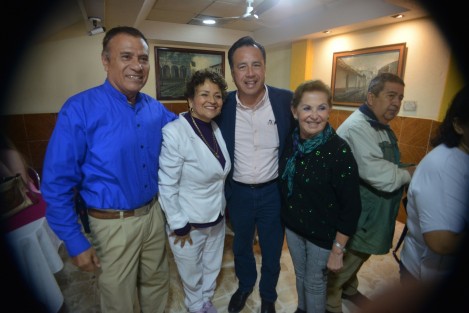 El gobernador Cuitláhuac García Jiménez fue saludado por jubilados del ISSSTE previo a dar una rueda de prensa en conocido café del centro de la ciudad de Xalapa.