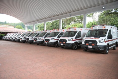 Con el objetivo de seguir invirtiendo en la infraestructura y equipamiento de Salud en el estado, esta mañana en Banderilla el Estado de Veracruz recibió del gobierno del Presidente Andrés Manuel López Obrador, 22 ambulancias y 521 apoyos funcionales para población vulnerable. 