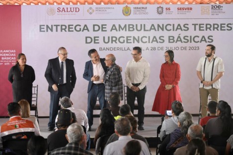 Con el objetivo de seguir invirtiendo en la infraestructura y equipamiento de Salud en el estado, esta mañana en Banderilla el Estado de Veracruz recibió del gobierno del Presidente Andrés Manuel López Obrador, 22 ambulancias y 521 apoyos funcionales para población vulnerable. 