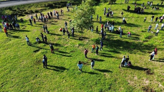 Este sábado  con el equipo de SEGOB, personal del ayuntamiento de Coatepec y varias familias de ambos municipios se llevó a cabo la  jornada de reforestación con 300 árboles cerca del libramiento Xalapa-Coatepec. 