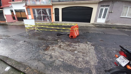 Los hoyos nunca se terminan. Así se encuentra una parte de la calle Independencia, metros adelante de la avenida 20 de Noviembre, en la capital veracruzana. 