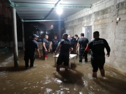 A través de redes sociales, el Gobernador Cuitláhuac García dio cuenta de que con la activación del plan DN-III de la SEDENA, plan Tajín de la SSP, Marina y las tareas de Protección Civil estatal y municipal, desde anoche y hoy, se siguen atendiendo las afectaciones por lluvia intensa en varias colonias de la zona baja de Minatitlán.