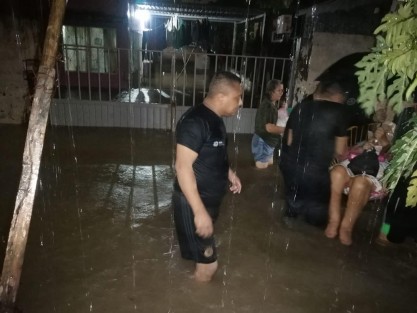 A través de redes sociales, el Gobernador Cuitláhuac García dio cuenta de que con la activación del plan DN-III de la SEDENA, plan Tajín de la SSP, Marina y las tareas de Protección Civil estatal y municipal, desde anoche y hoy, se siguen atendiendo las afectaciones por lluvia intensa en varias colonias de la zona baja de Minatitlán.