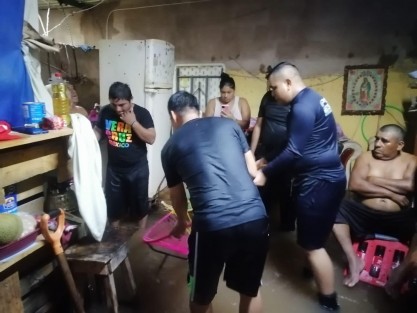 A través de redes sociales, el Gobernador Cuitláhuac García dio cuenta de que con la activación del plan DN-III de la SEDENA, plan Tajín de la SSP, Marina y las tareas de Protección Civil estatal y municipal, desde anoche y hoy, se siguen atendiendo las afectaciones por lluvia intensa en varias colonias de la zona baja de Minatitlán.