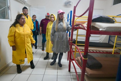 En trabajo conjunto,el DIF Estatal y el ayuntamiento de Minatitlán habilitaron dos albergues provisionales que recibirán a la población afectada por la lluvia intensa en ese municipio.  