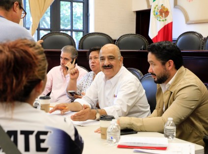 Acompañado por la regidora Martha Valentina Domínguez Vásquez, los regidores Antonio Ballesteros Grayeb y Daniel Fernández Carrión, el director de Participación Ciudadana, Juan Marín Viveros y funcionariado municipal, el Edil atendió a patronatos de distintas colonias para incorporar sus peticiones al banco de proyectos para este y el próximo ejercicio fiscal.