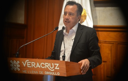 Apuntó que dicha deuda viene desde el sexenio de Fidel Herrera Beltrán y siguió acumulándose al no pagar recursos estatales a municipios y entes como el ISSSTE. Lo anterior lo calificó el mandatario estatal como una excelente noticia por la proyección de disminución a diciembre de este año, a 5 años de su gobierno.
