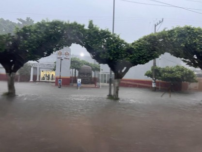 El gobernador Cuitláhuac García Jiménez notificó este lunes el descenso de los niveles de agua en zonas inundadas de Minatitlán tras las fuertes lluvias; la implementación del Plan DN III y el Plan Tajín durante el fin de semana reportó 12 colonias afectadas y 104 personas atendidas en albergues instalados en el municipio. Foto: Nadia Carrión 