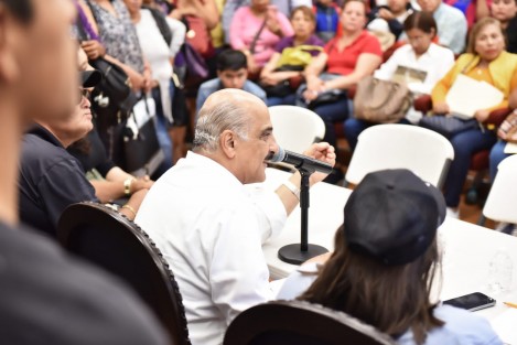 En la Sala de Cabildo, el Alcalde refrendó el compromiso de que cada trámite llevado a cabo en este ejercicio se haga con seriedad. 