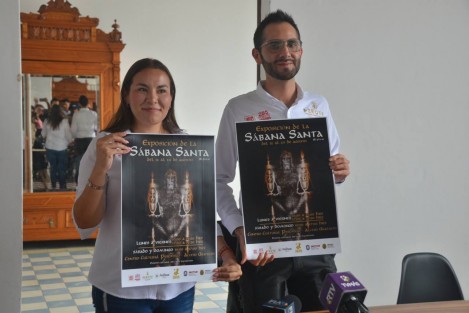 Ivana Robledo regidora quinta del Ayuntamiento de Perote y el director de turismo municipal, Emanuel González invitaron al público a que asista a la exposición de la réplica de la Sabana Santa a partir del 12 al 24 de agosto en el Centro Cultural Peroteño.