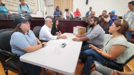 Activistas entregaron en la oficialía municipal 16 mil 255 firmas para exigir un plebiscito sobre la obra de puente en Lázaro Cárdenas, por la cual han tirado árboles. Posteriormente se reunieron con el alcalde Ricardo Ahued  con quien dialogaron sobre el tema.

