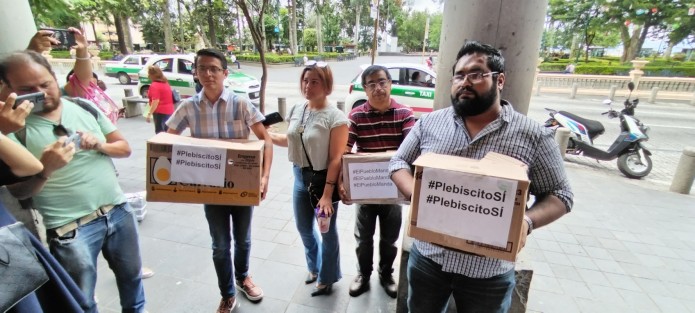 Activistas entregaron en la oficialía municipal 16 mil 255 firmas para exigir un plebiscito sobre la obra de puente en Lázaro Cárdenas, por la cual han tirado árboles. Posteriormente se reunieron con el alcalde Ricardo Ahued  con quien dialogaron sobre el tema.

