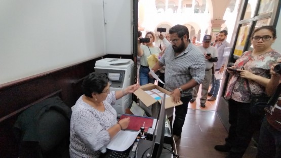 Activistas entregaron en la oficialía municipal 16 mil 255 firmas para exigir un plebiscito sobre la obra de puente en Lázaro Cárdenas, por la cual han tirado árboles. Posteriormente se reunieron con el alcalde Ricardo Ahued  con quien dialogaron sobre el tema.

