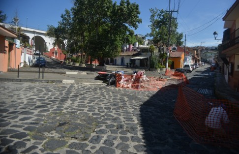 Con la aplicación de pintura, reparación de sanitarios e instalación de luminarias, entre otras acciones, el Ayuntamiento prepara a Xallitic para su próximo nombramiento como Barrio Mágico, informó el presidente municipal Ricardo Ahued Bardahuil. 

