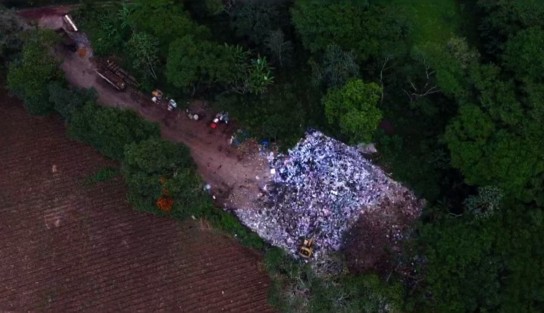 A la misma zona llegan camiones de basura, aparentemente de Coatepec, a tirar los desechos que recolectan en el municipio. Según habitantes de la zona, los terrenos son propiedad privada. 