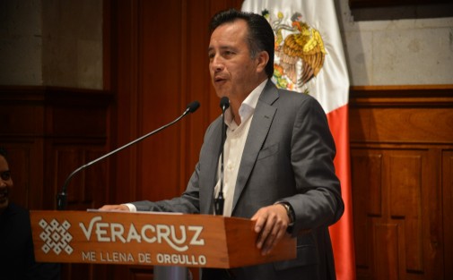 El  Gobernador Cuitláhuac García Jiménez desmintió que en los nuevos libros de texto gratuitos se omitan las matemáticas, o que se reduzca el tema a unas cuantas páginas. 
