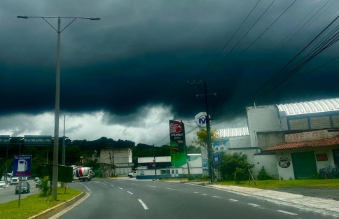 Probabilidad de tormentas y lluvias aisladas de 5 a 20 mm en promedio en el estado con máximos de 30 a 50 mm en regiones montañosas del estado y cuencas del sur, siendo probables mayores a 100 mm especialmente entre la cuenca de La Antigua al Papaloapan y en la zona norte límites con el estado de Puebla.