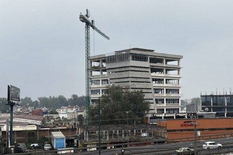 Mientras otras obras están detenidas por diversos motivos, la Torre Orgullo Veracruzano, poco a poco, ya hasta se da color. Aquí una secuencia de la obra. 