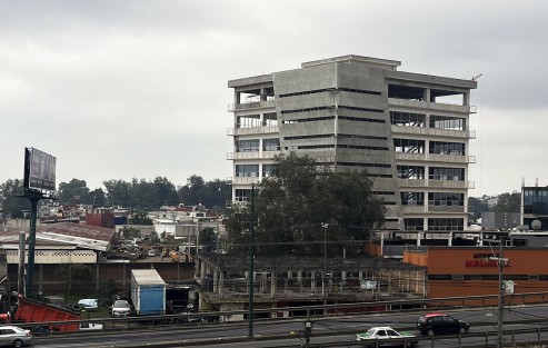 Mientras otras obras están detenidas por diversos motivos, la Torre Orgullo Veracruzano, poco a poco, ya hasta se da color. Aquí una secuencia de la obra. 