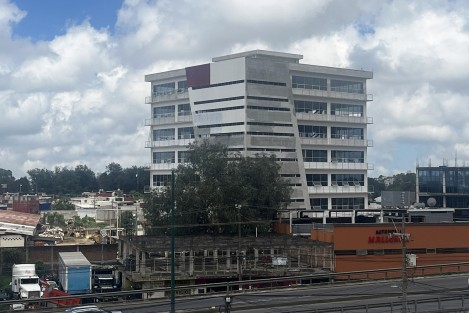 Mientras otras obras están detenidas por diversos motivos, la Torre Orgullo Veracruzano, poco a poco, ya hasta se da color. Aquí una secuencia de la obra. 