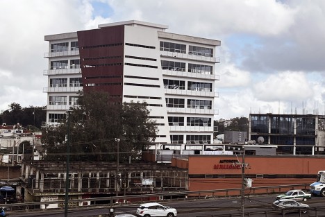 Mientras otras obras están detenidas por diversos motivos, la Torre Orgullo Veracruzano, poco a poco, ya hasta se da color. Aquí una secuencia de la obra. 