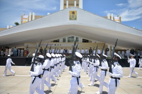 La Heroica Escuela Naval Militar (HENM) de Antón Lizardo está de fiesta, pues 162 guardiamarinas concluyeron su formación profesional y desde hoy se integran a las unidades navales como oficiales de la Armada de México donde hay una sola ruta a seguir: servir y mantener a salvo a la nación.

