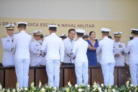 Junto al secretario de Marina, Almirante José Rafael Ojeda Durán, el gobernador Cuitláhuac García Jiménez reconoció a los 75 nuevos marinos de Cuerpo General, 35 de Infantería, 10 de Aeronáutica Naval, 6 de Ingeniería en Electrónica y Comunicaciones, 12 de Ingeniería Mecánica Naval y 24 de Ingeniería en Logística Naval.