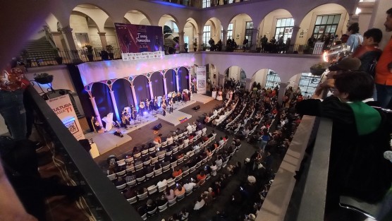 El Palacio Municipal de Xalapa recibió este viernes al 10° Festival de Tunas Femeniles. Gran ambiente pusieron los grupos internacionales y la Estudiantina de la Universidad de Guanajuato, que nadie pudo resistirse a seguir el ritmo.
