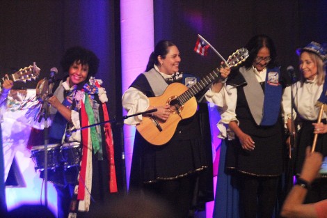 El Palacio Municipal de Xalapa recibió este viernes al 10° Festival de Tunas Femeniles. Gran ambiente pusieron los grupos internacionales y la Estudiantina de la Universidad de Guanajuato, que nadie pudo resistirse a seguir el ritmo.