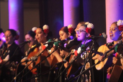 El Palacio Municipal de Xalapa recibió este viernes al 10° Festival de Tunas Femeniles. Gran ambiente pusieron los grupos internacionales y la Estudiantina de la Universidad de Guanajuato, que nadie pudo resistirse a seguir el ritmo.