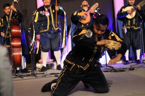 El Palacio Municipal de Xalapa recibió este viernes al 10° Festival de Tunas Femeniles. Gran ambiente pusieron los grupos internacionales y la Estudiantina de la Universidad de Guanajuato, que nadie pudo resistirse a seguir el ritmo.