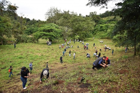 Con la siembra de 3 mil árboles en este predio, ahora nuestra ciudad contará con un parque ecológico que busca promover la convivencia familiar y la preservación del bosque mesófilo de montaña. Es una aportación significativa para el bienestar de la comunidad y el cuidado de nuestro entorno natural.
