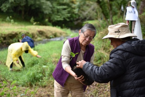 Con la siembra de 3 mil árboles en este predio, ahora nuestra ciudad contará con un parque ecológico que busca promover la convivencia familiar y la preservación del bosque mesófilo de montaña. Es una aportación significativa para el bienestar de la comunidad y el cuidado de nuestro entorno natural.