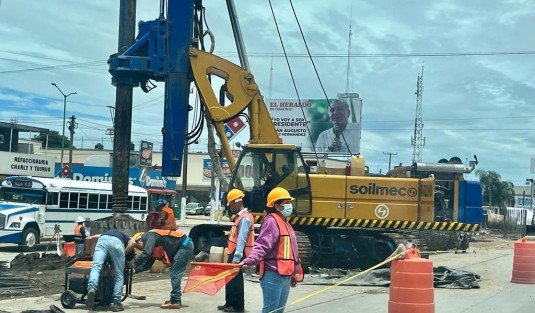 El Gobernador Cuitláhuac García confirmó que un juez determinó continuar con la obra del puente en la zona de Plaza Urban. Este sábado se constató que iniciaron ya los trabajos de construcción  que habían sido detenidos debido a una protesta de tala de árboles.