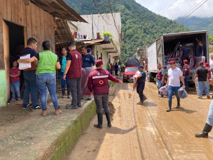 a través de redes sociales, el Gobernador Cuitláhuac García, dio cuenta de que  se sigue atendiendo la población afectada por la emergencia, suscitada por una lluvia sin precedente en dos décadas, en Zongolica con las fuerzas de tarea municipales, estatales y federales, por tierra y aire.