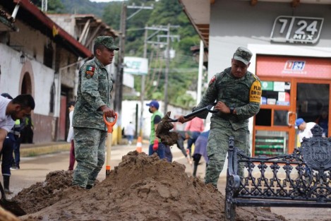 a través de redes sociales, el Gobernador Cuitláhuac García, dio cuenta de que  se sigue atendiendo la población afectada por la emergencia, suscitada por una lluvia sin precedente en dos décadas, en Zongolica con las fuerzas de tarea municipales, estatales y federales, por tierra y aire.