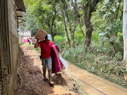 a través de redes sociales, el Gobernador Cuitláhuac García, dio cuenta de que  se sigue atendiendo la población afectada por la emergencia, suscitada por una lluvia sin precedente en dos décadas, en Zongolica con las fuerzas de tarea municipales, estatales y federales, por tierra y aire.