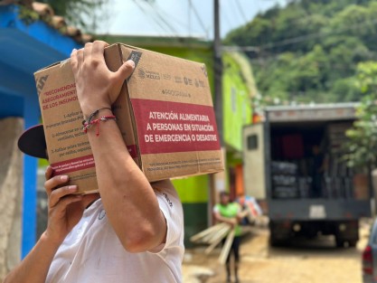 a través de redes sociales, el Gobernador Cuitláhuac García, dio cuenta de que  se sigue atendiendo la población afectada por la emergencia, suscitada por una lluvia sin precedente en dos décadas, en Zongolica con las fuerzas de tarea municipales, estatales y federales, por tierra y aire.
