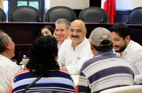 Acompañado por los regidores Antonio Ballesteros Grayeb, Daniel Fernández Carrión y funcionariado municipal, el Edil recibió documentación por parte de representantes de distintos patronatos de obra, a quienes solicitó mantenerse atentos para conocer el estado de sus peticiones a finales de este mismo año. 