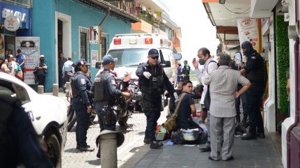 Un hombre de aproximadamente 65 años falleció, al parecer, de un infarto, poco antes de las 13:00 horas en la calle Primo Verdad, en el centro de Xalapa. Aunque acudieron a atenderlo los cuerpos de auxilio, no pudieron reanimarlo.