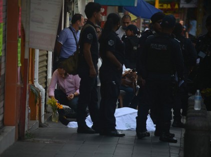 Un hombre de aproximadamente 65 años falleció, al parecer, de un infarto, poco antes de las 13:00 horas en la calle Primo Verdad, en el centro de Xalapa. Aunque acudieron a atenderlo los cuerpos de auxilio, no pudieron reanimarlo.