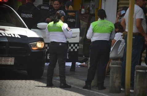 Un hombre de aproximadamente 65 años falleció, al parecer, de un infarto, poco antes de las 13:00 horas en la calle Primo Verdad, en el centro de Xalapa. Aunque acudieron a atenderlo los cuerpos de auxilio, no pudieron reanimarlo.
