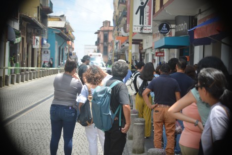 Un hombre de aproximadamente 65 años falleció, al parecer, de un infarto, poco antes de las 13:00 horas en la calle Primo Verdad, en el centro de Xalapa. Aunque acudieron a atenderlo los cuerpos de auxilio, no pudieron reanimarlo.