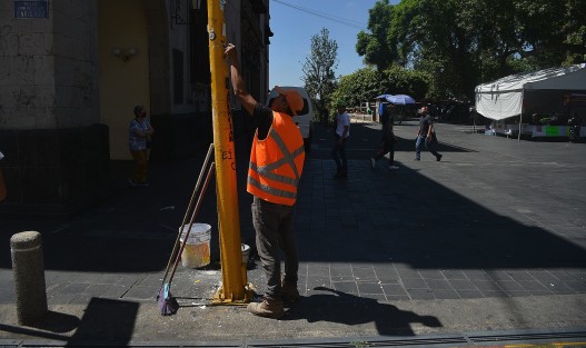 Personal del Ayuntamiento de Xalapa limpia y pinta algunos semáforos del centro de la capital... en la visión de algunos, listos para nuevas exposiciones de arte urbano.  