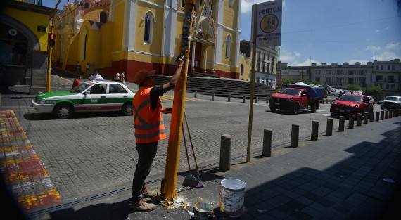 Personal del Ayuntamiento de Xalapa limpia y pinta algunos semáforos del centro de la capital... en la visión de algunos, listos para nuevas exposiciones de arte urbano.  