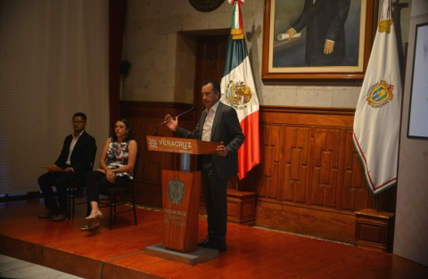  El gobernador Cuitláhuac García Jiménez informó que con la movilización oportuna de brigadas y equipamiento en las Altas Montañas se atendieron dos partos en los albergues de Zongolica durante la emergencia por inundaciones.